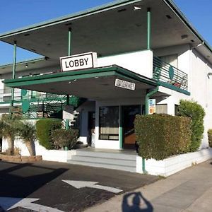Travelers Beach Inn